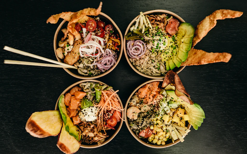 A colorful Hawaiian poke bowl with tuna, one of the must-try traditional Hawaiian dishes
